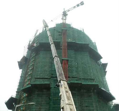阳江市吊车在工地上作业